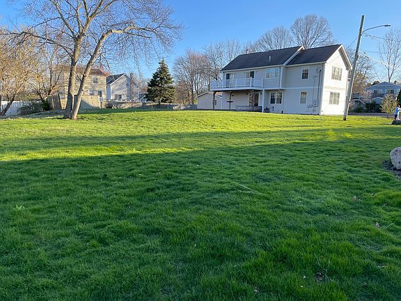 Entrance to path looking towards House