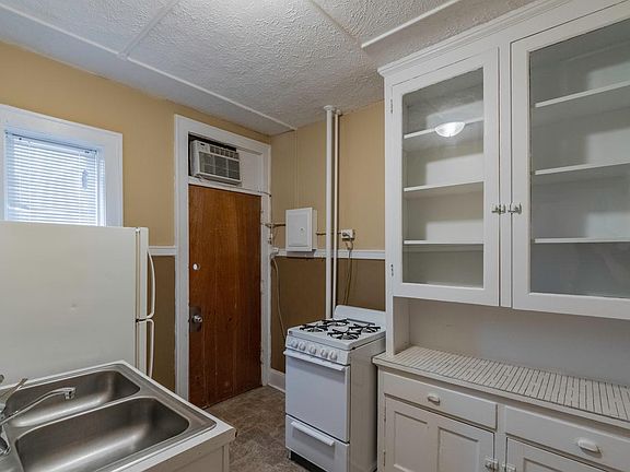 5th image of 2464 Harney St APT 12