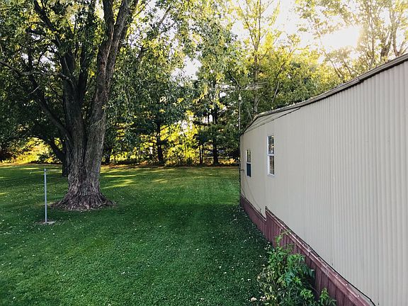 back side of mobile home has clothes line