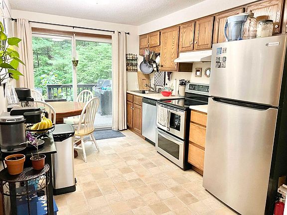 3rd image of 28 Woodlawn Ave #3