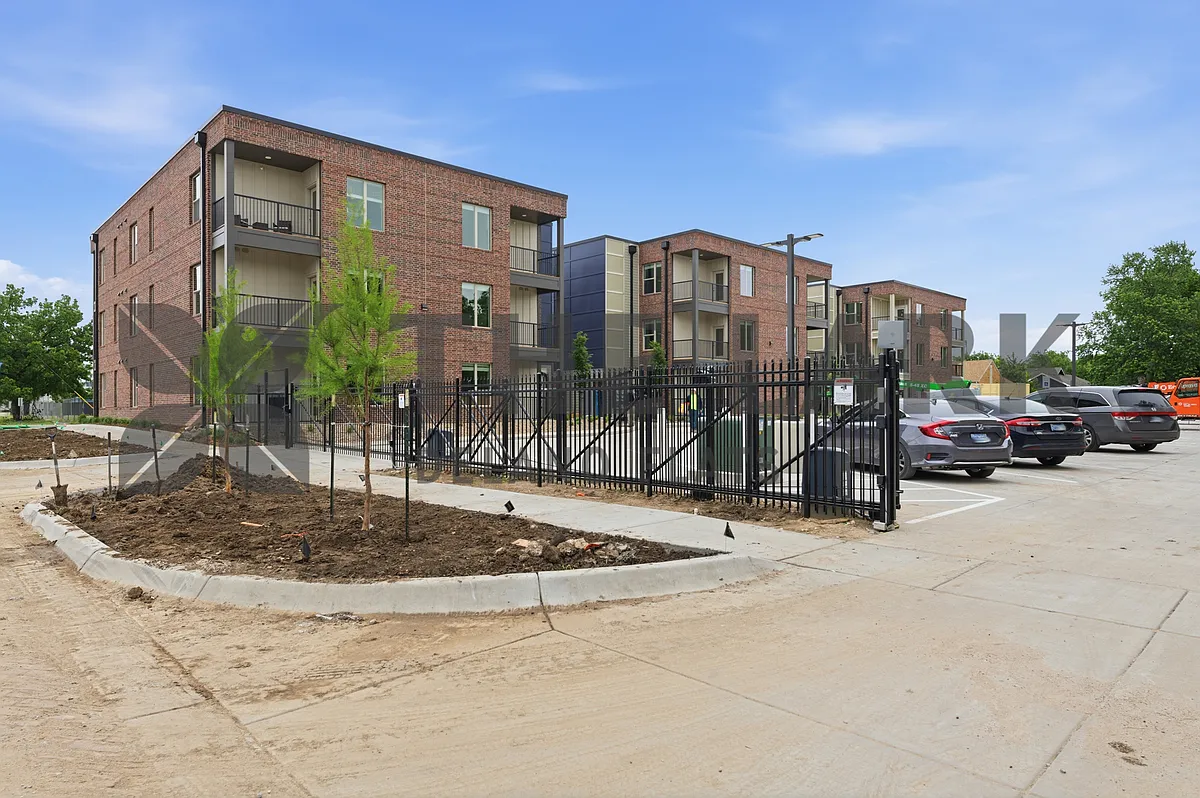 Building Photo - 721 W Maple St #1000