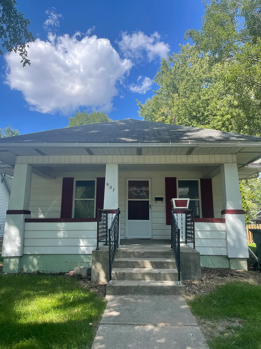 907 Altgeld St photo 1