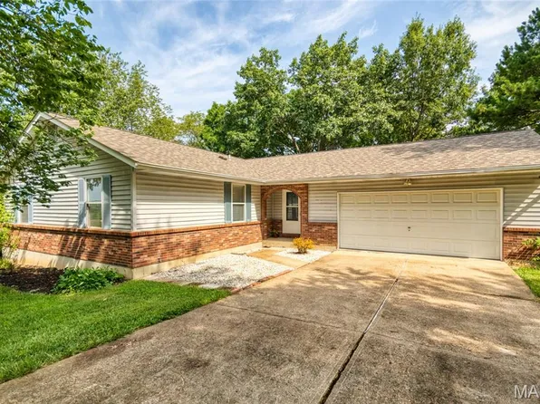 6131 Barrington Oaks Dr, Cedar Hill, MO 63016