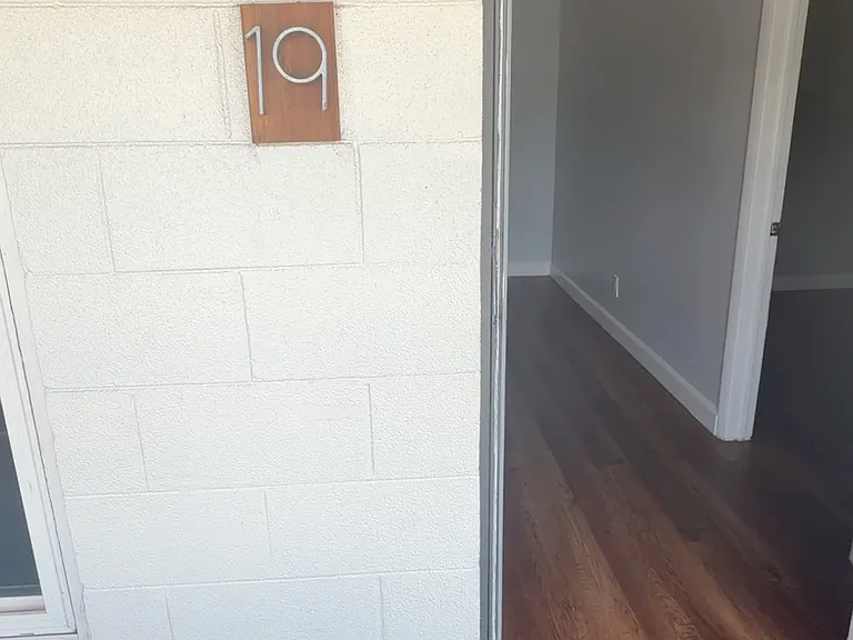 563 W Montrose St #19 — Photo 10