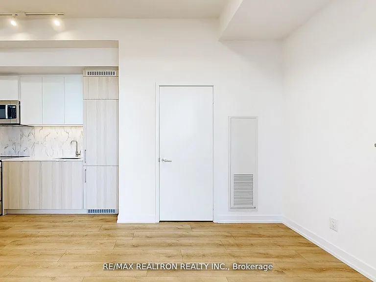 500 Dupont St #301 — Photo 31