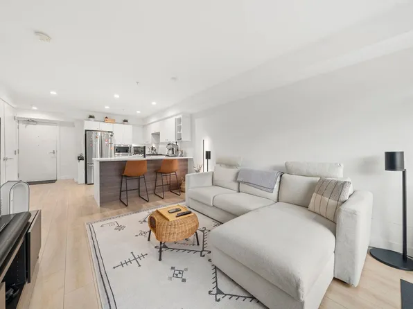 1519 Crown St #402, North Vancouver, BC V7J 1G6