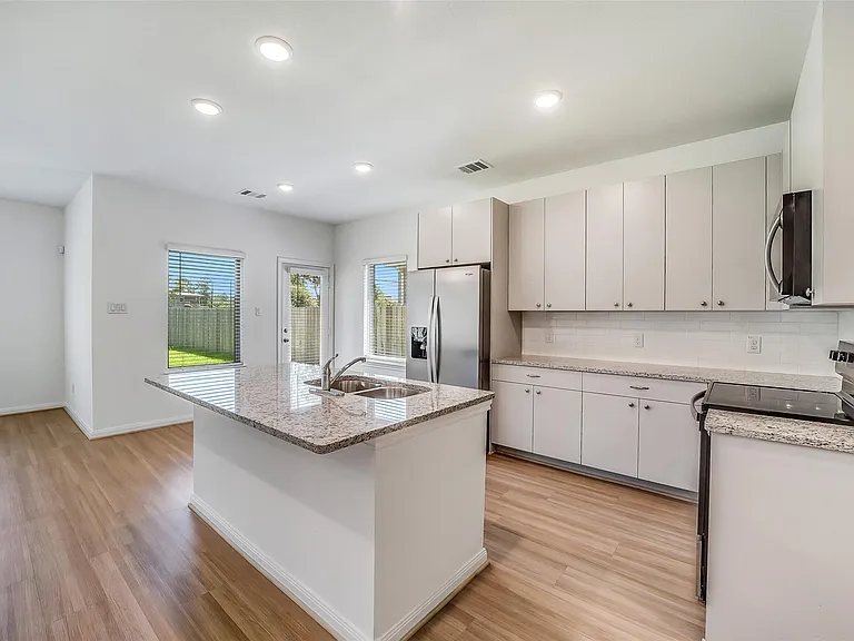 11928 Lakewood West Dr — Photo 9