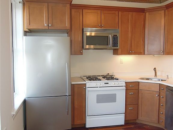2nd image of 826 Pavonia Ave