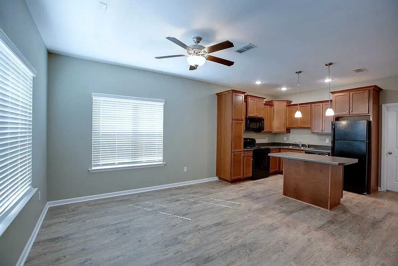 3 bed, 1308 sqft, $1,595 — Photo 2