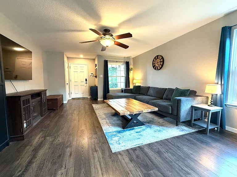 202 Paige Bnd — Photo 2