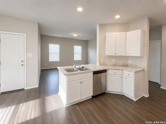 3 bed, 2.0 bath, 1356 sqft, $1,800 — Photo 3