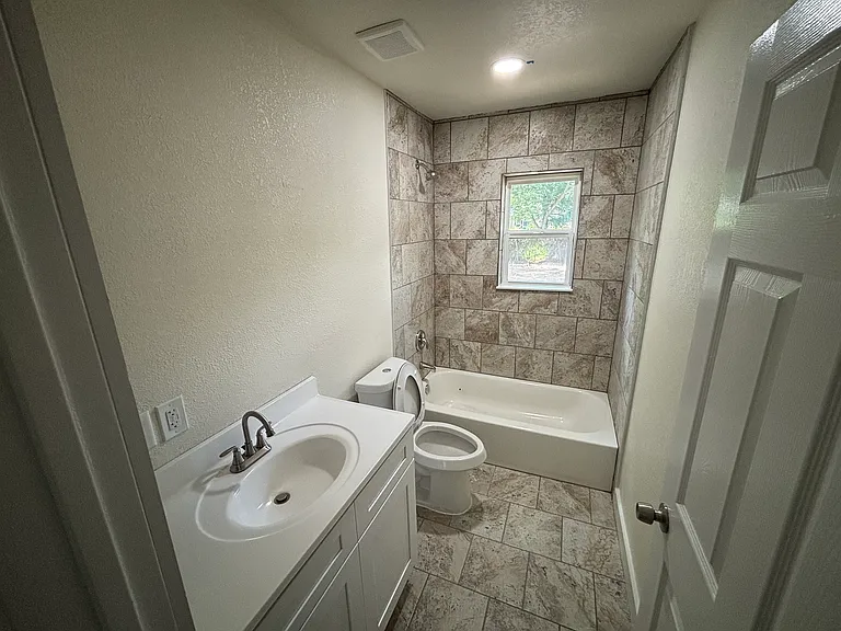 118 Tampa Ave #2 — Photo 4