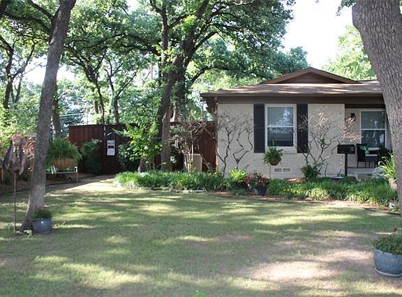 3rd image of 233 W Holland Dr
