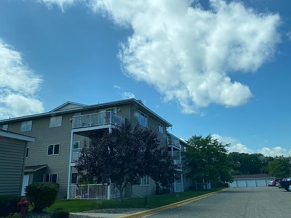 2nd image of 880 Lyn Way