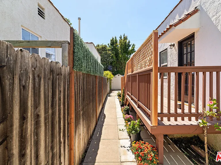 845 1/2 N Kilkea Dr — Photo 10