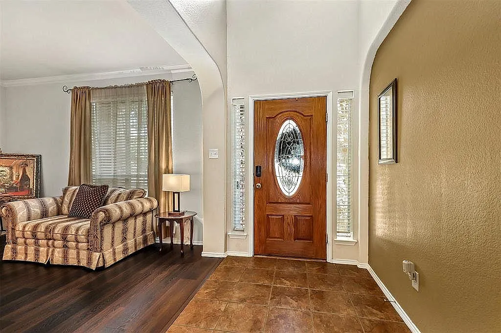 5 bed, 3542 sqft, $3,350 — Photo 2
