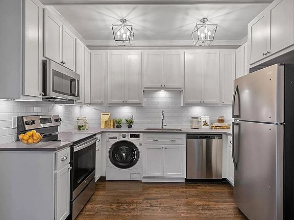4th image of 5744-50 Pershing Ave #5750-2W