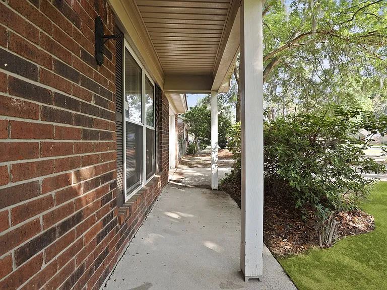 226 Larchmont Dr — Photo 7