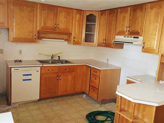 3rd image of 15 Woodcrest Dr