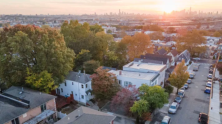 Sold by RE MAX Team | media 32