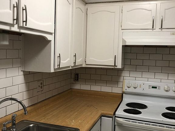 3rd image of 400 Hollandale Cir