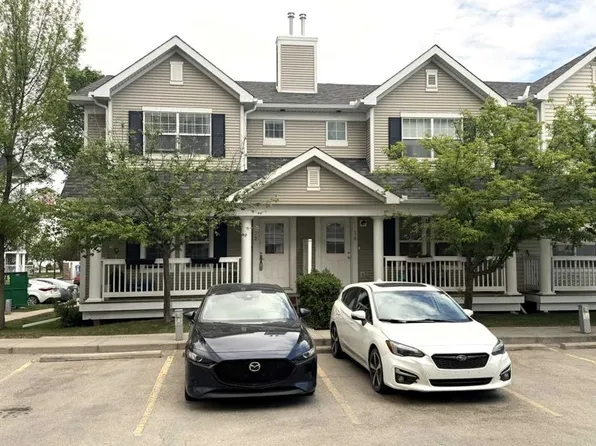 32 S Country Village Ln NE, Calgary, AB T3K 0E7