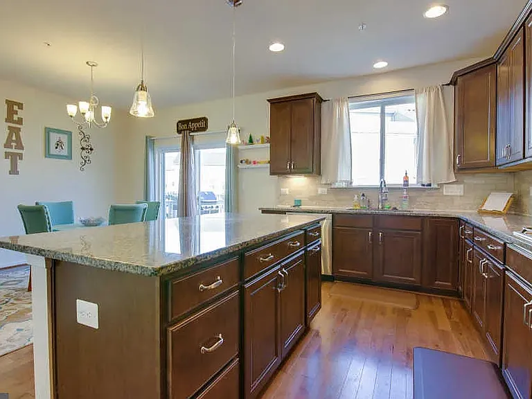 517 Pebblebrook Ln — Photo 4