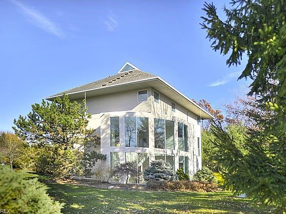 2nd image of 9719 Lake Shore Blvd