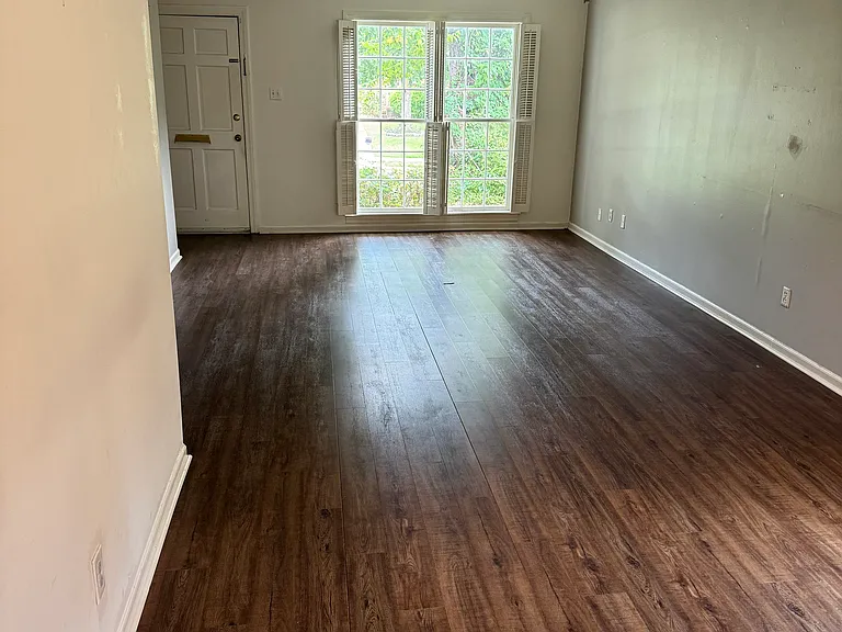 1505 Eastmoreland Ave — Photo 2