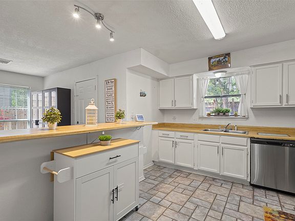 4th image of 412 Victoria Dr
