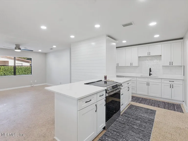 863 Westgate Dr — Photo 11