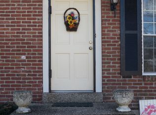 7818 Watering Pl, Louisville, KY 40291
