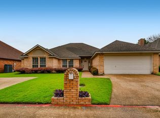 5930 River Bend Dr, Benbrook, TX 76132
