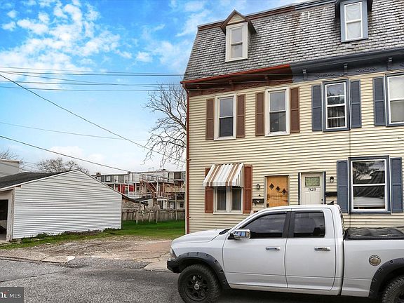 3rd image of 826 Fern Pl