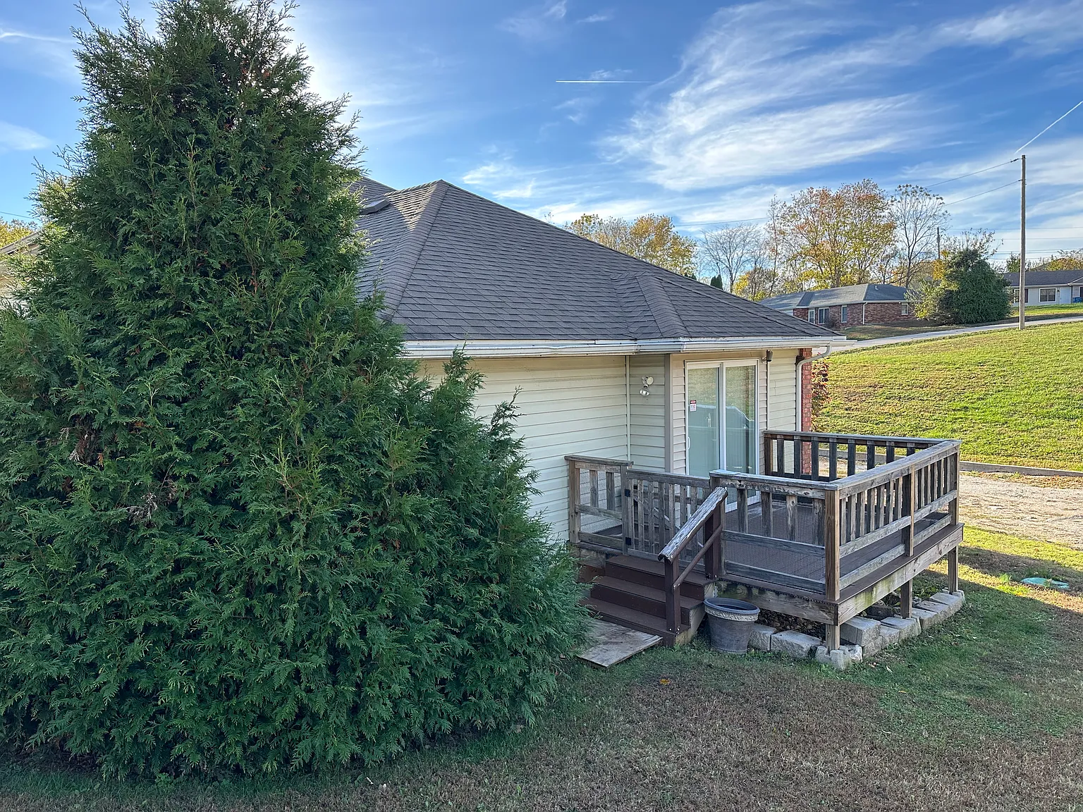 1607 Sherwood Ct — Photo 3