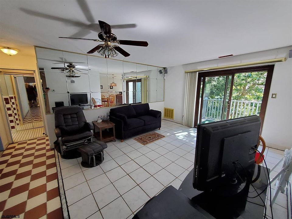 2nd image of 2 Country Pine Ln #2