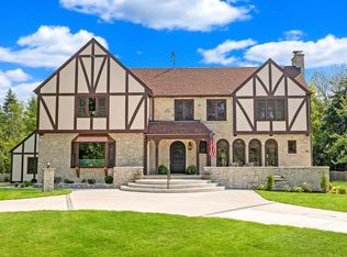 8100 N Lake Dr, Fox Pt, WI 53217