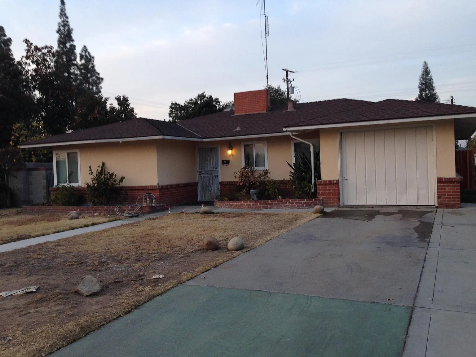 3 bed, 1048 sqft, $1,900 — Photo 1