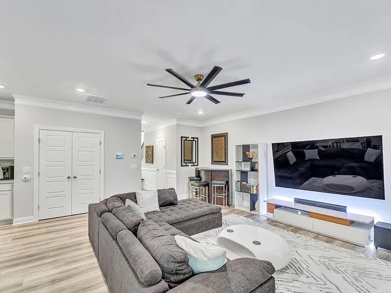 2113 Seneca Dr — Photo 10