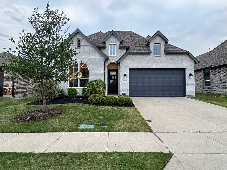 711 Markham Dr — Photo 2