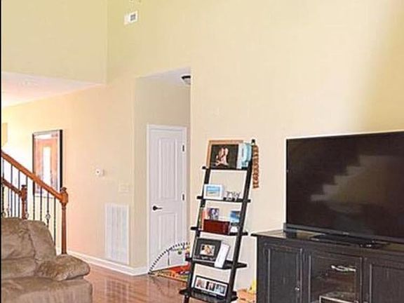 4th image of 1207 Viewmont Dr