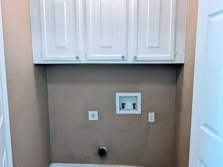 Utility room with Washer/Dryer hookups