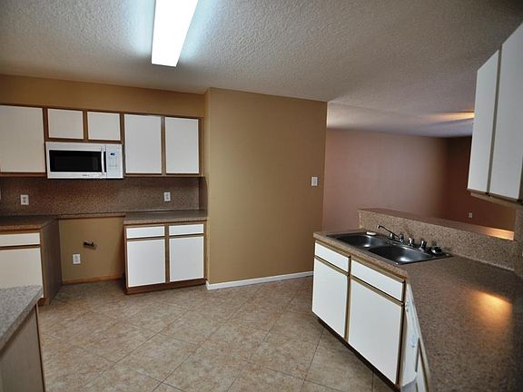 5th image of 15822 Wisteria Hill St