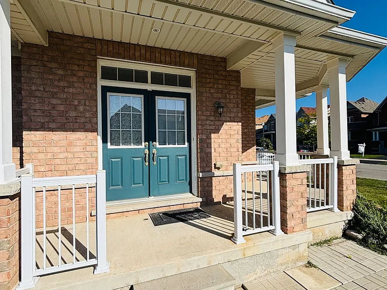 676 Baldwin Cres — Photo 4