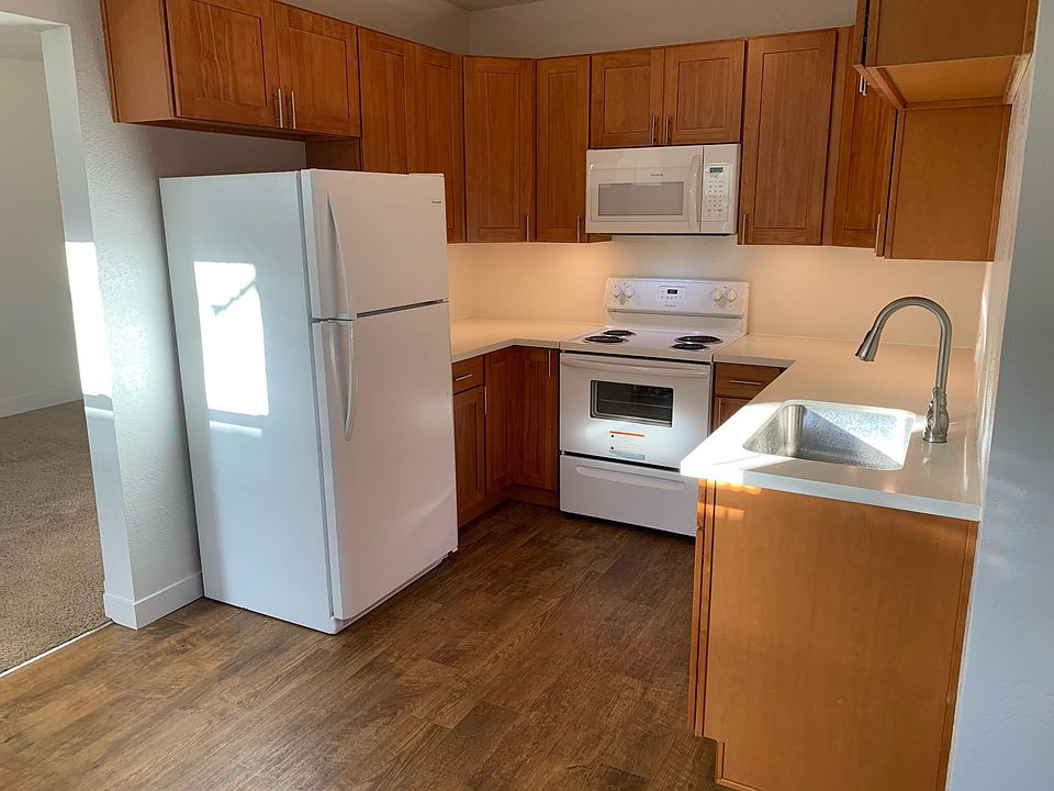 Newer kitchen, quartz countertops