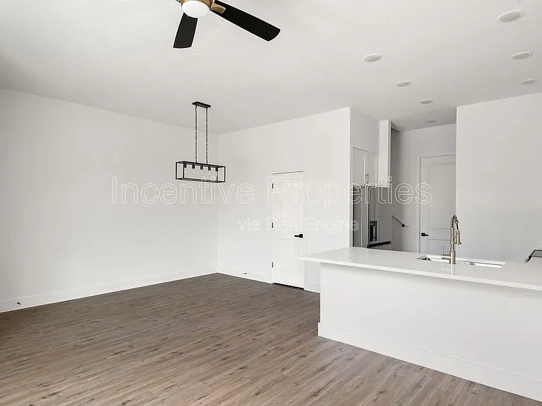 566 S Grandview Ave — Photo 7