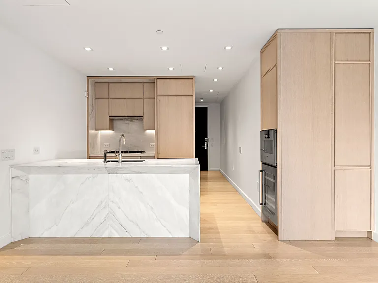 138 E 50th St #32B — Photo 1