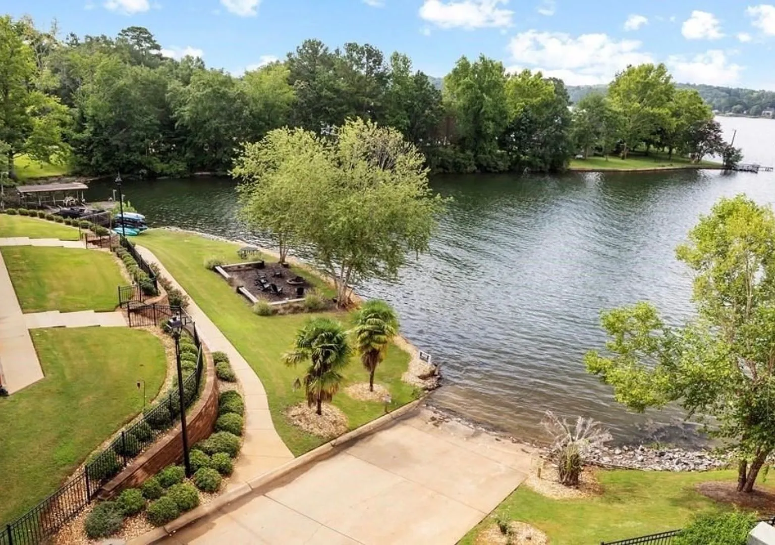 Beautiful 2 Bedroom / 2 Bathroom Condo on Lake Harding — Photo 2