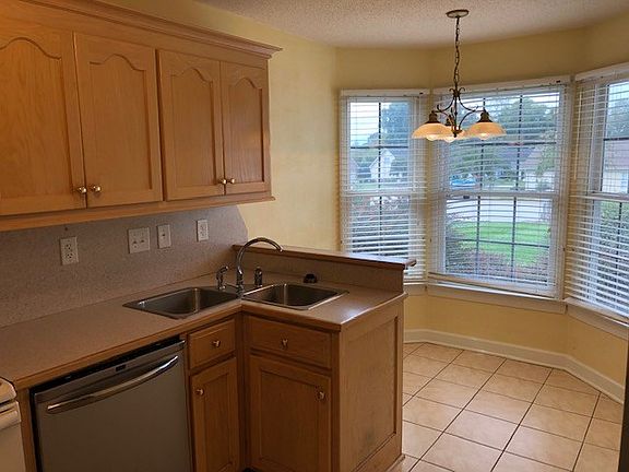 4th image of 132 Charles Towne Dr