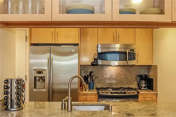 Sold by Avenue Sotheby's International Realty | media 17